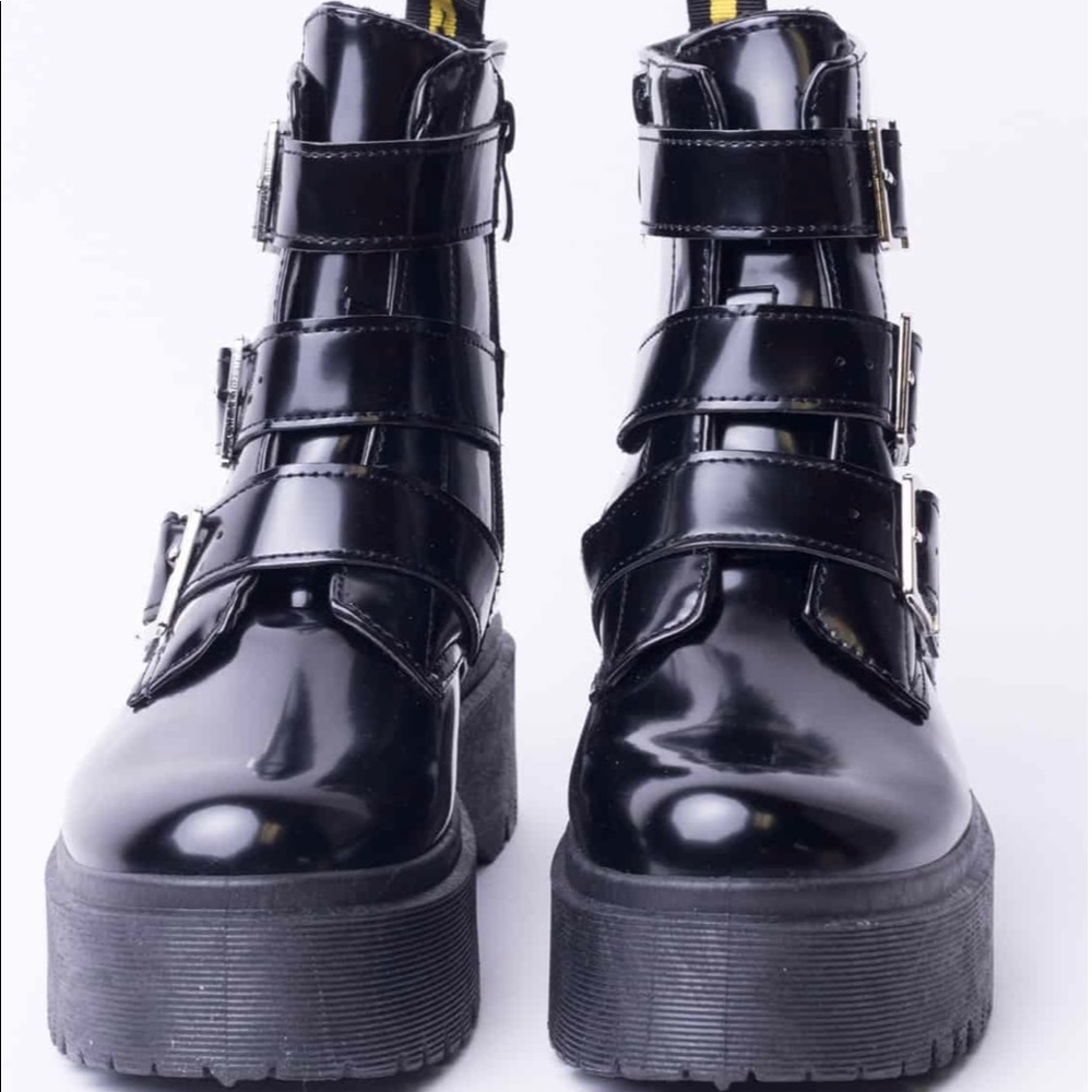Buckle platform boots .